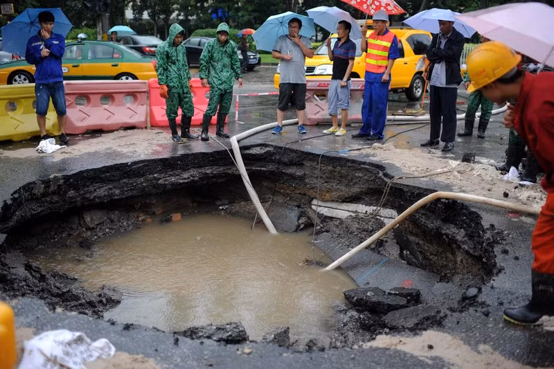 Đoạn đường Hoa Gia Địa ở Bắc Kinh ngày 1/8 cũng tắc nghẽn giao thông vì hư hỏng nghiêm trọng.