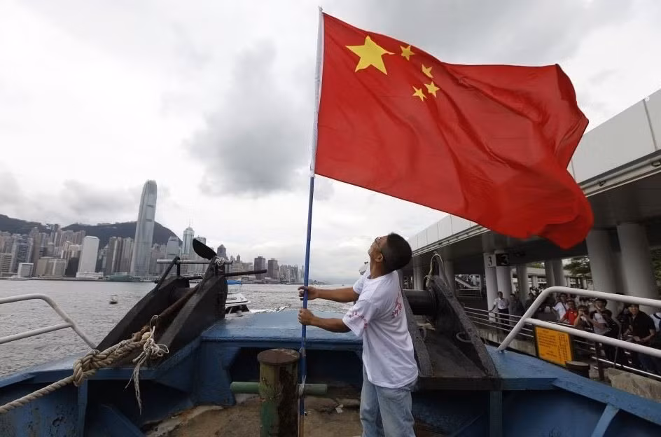 Nhóm người Hồng Kông chuẩn bị ra đảo phất cờ, hô khẩu hiệu nhằm thu hút sự chú ý của du khách Nhóm người Hồng Kông chuẩn bị ra đảo phất cờ, hô khẩu hiệu nhằm thu hút sự chú ý của du khách