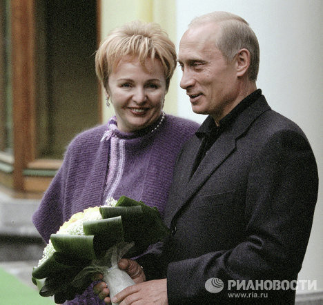 Tháng 5/2002, ông Vladimir Putin và Đệ nhất phu nhân Lyudmila Putin trước cuộc gặp với Tổng thống Mỹ George W. Bush. Tháng 5/2002, ông Vladimir Putin và Đệ nhất phu nhân Lyudmila Putin trước cuộc gặp với Tổng thống Mỹ George W. Bush.