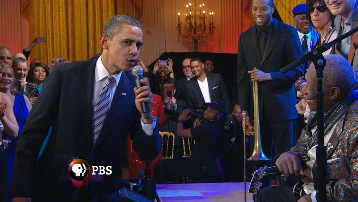 Ông OBama hát với huyền thoại Blue BB King (phải) trong một buổi biểu diễn âm nhạc tại Nhà Trắng.
