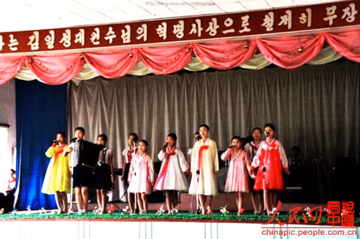 Một tiết mục văn nghệ của học sinh Bắc Triều Tiên. Một tiết mục văn nghệ của học sinh Bắc Triều Tiên.