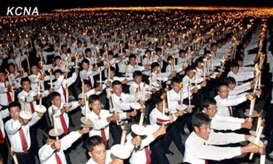 Cận cảnh những người tham gia màn đồng diễn bằng đuốc.