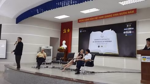 Các diễn giả đang thuyết trình về những cuốn sách đổi đời cho sinh viên Hutech TP.HCM (Ảnh: T.Q)