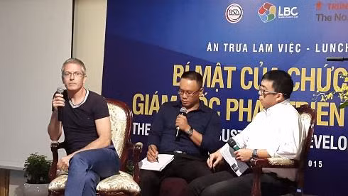 Diễn giả Francis Quinn chia sẻ về bí mật chức danh GĐ phát triển bền vững (ảnh: T.Q)