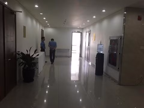 Trường ĐH Hoa Sen đã tăng cường nhiều bảo vệ tại phòng làm việc của thành viên góp vốn và nhà trường (ảnh: T.Q)