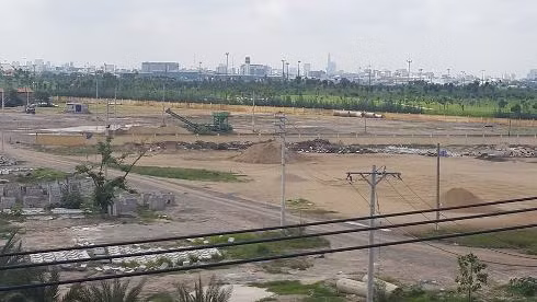 Một khu của sân golf Tân Sơn Nhất hiện vẫn đang chờ tiếp tục thi công (ảnh: T.Q) Một khu của sân golf Tân Sơn Nhất hiện vẫn đang chờ tiếp tục thi công (ảnh: T.Q)