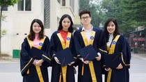 Mã Hồng Anh (thứ 2 từ trái qua phải) chụp ảnh kỉ niệm cùng bạn bè trong ngày tốt nghiệp (Ảnh nhân vật cung cấp)