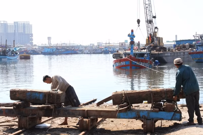 Ngay từ sáng sớm, các công nhân đã chuẩn bị tất cả mọi thiết bị để cố gắng đưa con tàu lên đà một cách nhanh nhất. Ngay từ sáng sớm, các công nhân đã chuẩn bị tất cả mọi thiết bị để cố gắng đưa con tàu lên đà một cách nhanh nhất.