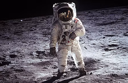 Nhà du hành Neil Armstrong bước xuống Mặt đầu tiên bằng chân trái.