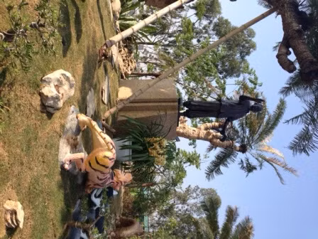 Bức tượng được cho là "hình mẫu" của bố đẻ ông Thành và ông Thanh trong khuôn viên Cánh buồm xanh.