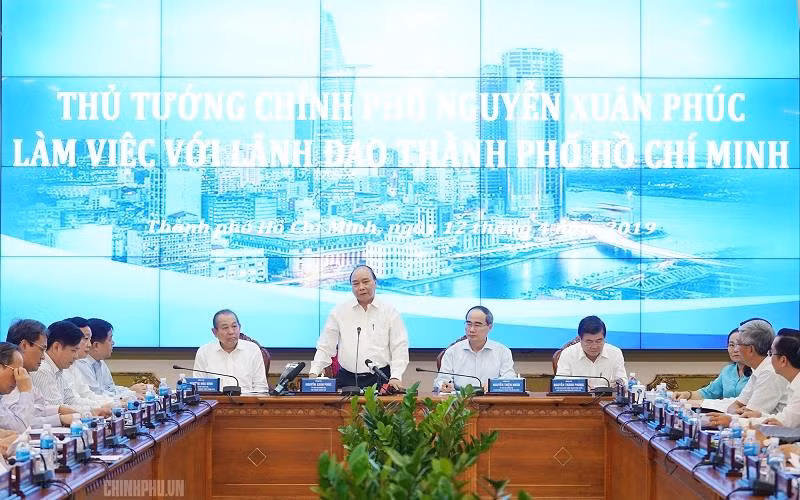 Thủ tướng Nguyễn Xuân Phúc làm phát biểu chỉ đạo tại buổi làm việc với lãnh đạo chủ chốt Thành phố Hồ Chí Minh. ảnh: VGP.