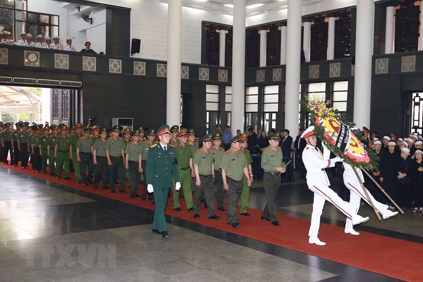 Đoàn đại biểu Đảng ủy Công an Trung ương và Bộ Công an do Đại tướng Tô Lâm, Ủy viên Bộ Chính trị, Bí thư Đảng ủy Công an Trung ương, Bộ trưởng Bộ Công an dẫn đầu viếng Trung tướng Đồng Sỹ Nguyên.