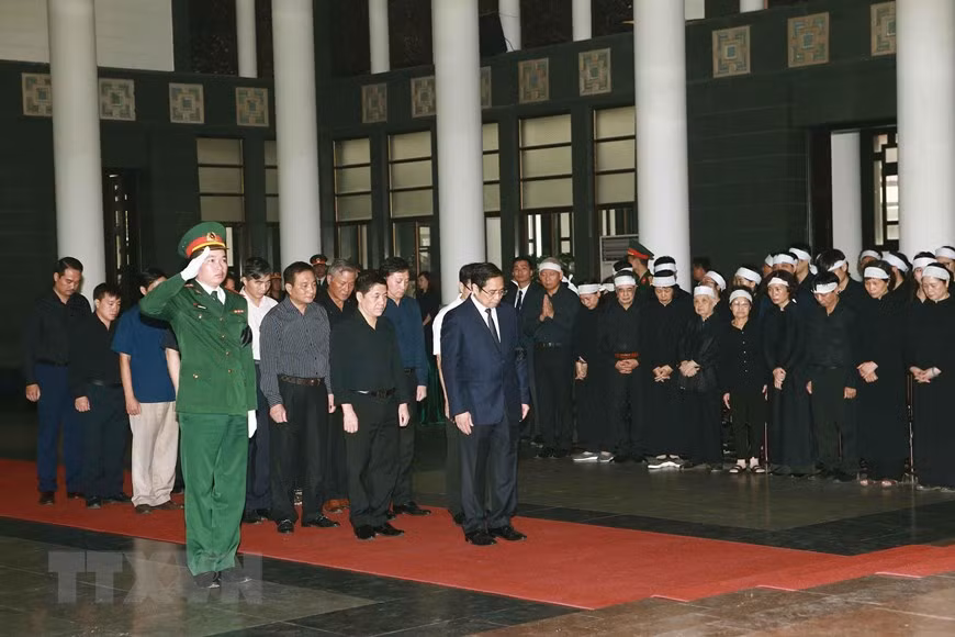 Đoàn đại biểu Ban Tổ chức Trung ương do ông Phạm Minh Chính, Ủy viên Bộ Chính trị, Trưởng Ban Tổ chức Trung ương dẫn đầu viếng đồng chí Trung tướng Đồng Sỹ Nguyên.