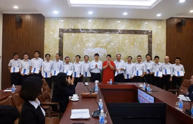 Ông Lưu Việt Tiến - Phó Tổng Giám đốc EVNNPT và bà Eliveta Nikolova - Giám đốc Trung tâm Đào tạo phát triển nguồn nhân lực của FGC UES trao Chứng chỉ cho các học viên Ông Lưu Việt Tiến - Phó Tổng Giám đốc EVNNPT và bà Eliveta Nikolova - Giám đốc Trung tâm Đào tạo phát triển nguồn nhân lực của FGC UES trao Chứng chỉ cho các học viên