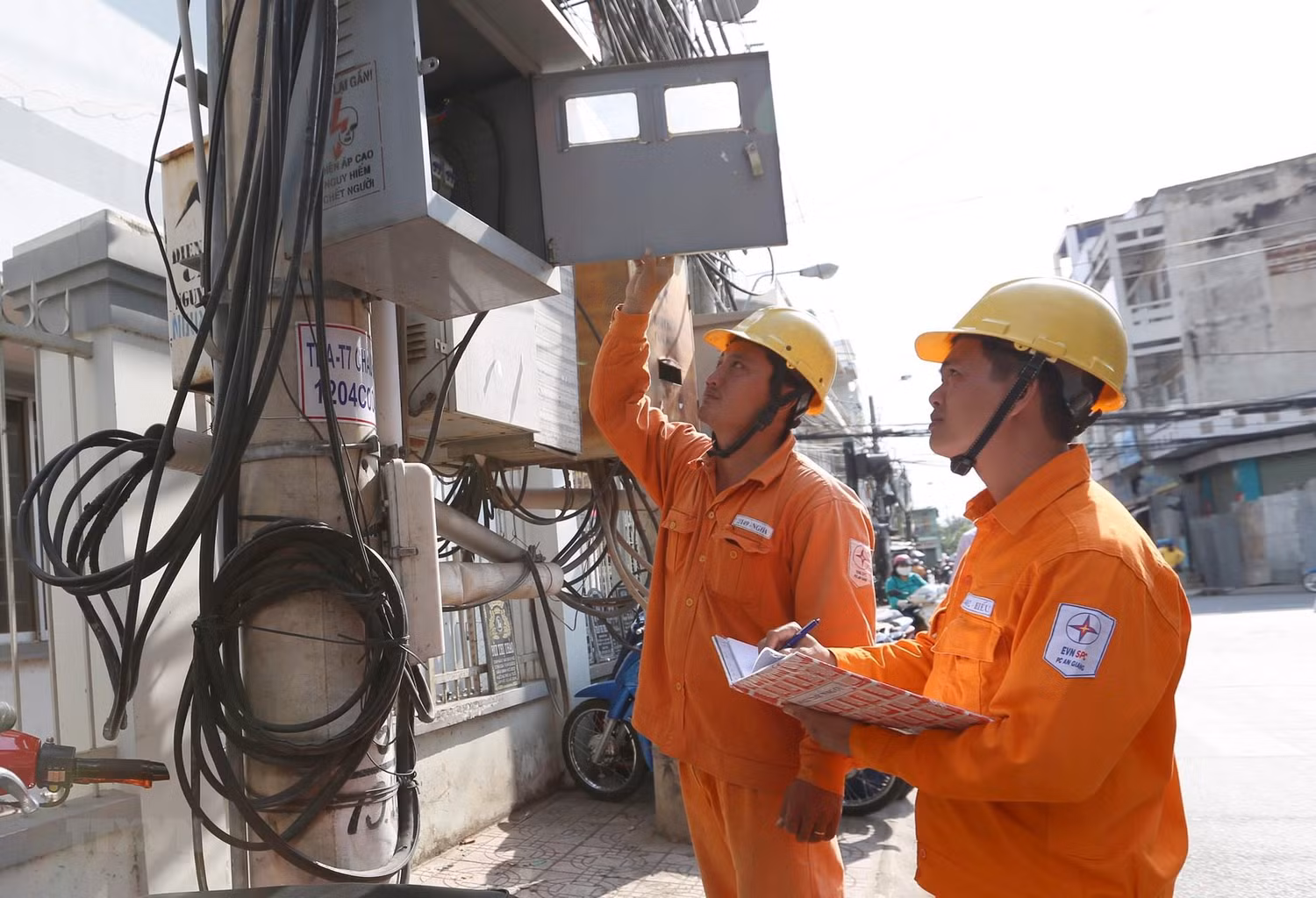 Thanh tra Chính phủ chủ trì kiểm tra việc điều chỉnh giá điện. ảnh minh họa: TTXVN. Thanh tra Chính phủ chủ trì kiểm tra việc điều chỉnh giá điện. ảnh minh họa: TTXVN.