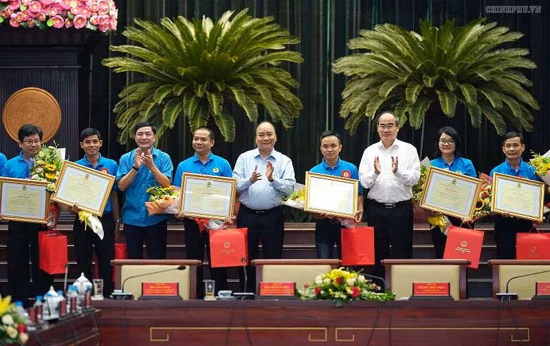 Thủ tướng tặng quà cho công nhân tại buổi đối thoại. Ảnh: VGP/Quang Hiếu. Thủ tướng tặng quà cho công nhân tại buổi đối thoại. Ảnh: VGP/Quang Hiếu.