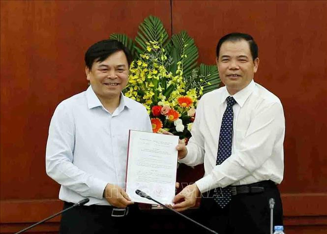 Thừa lệnh của Thủ tướng Chính phủ, Bộ trưởng Bộ Nông nghiệp và Phát triển nông thôn Nguyễn Xuân Cường (bên phải) trao Quyết định của Thủ tướng điều động, bổ nhiệm ông Nguyễn Hoàng Hiệp giữ chức vụ Thứ trưởng Bộ Nông nghiệp và Phát triển nông thôn. Ảnh: Vũ Sinh/TTXVN