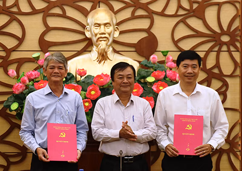 Ông Lê Minh Hoan, Bí thư Tỉnh ủy Đồng Tháp (đứng giữa), trao quyết định điều động cán bộ của Ban Thường vụ Tỉnh ủy cho ông Phạm Thiện Nghĩa (phải) và ông Châu Hồng Phúc (trái). ảnh: Sài gòn Giải phóng.