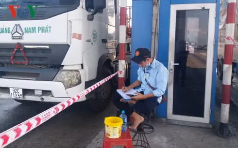 Người dân tổ chức đếm xe qua trạm BOT Ninh Lộc (Khánh Hòa). ảnh: vov.