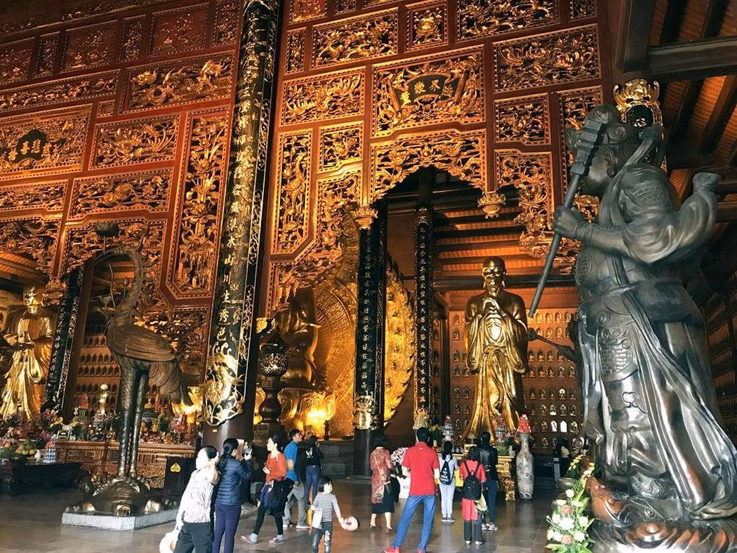 Siêu chùa là hưng thịnh hay chỉ là sự khuếch trương của doanh nghiệp? Ảnh: Tùng Dương.