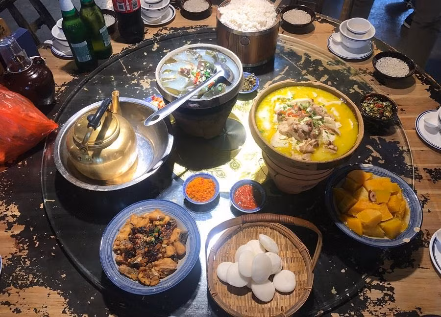 Những món ăn được nấu và bày theo phong cách riêng.