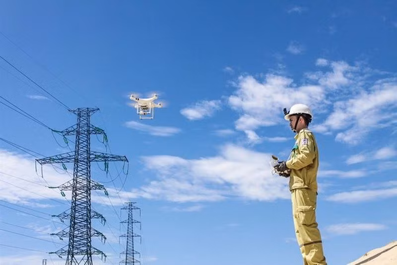 EVNNPT ứng dụng flycam kiểm tra đường dây. Ảnh: EVNNPT. EVNNPT ứng dụng flycam kiểm tra đường dây. Ảnh: EVNNPT.