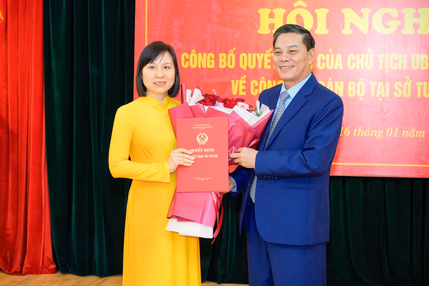 Chủ tịch Uỷ ban nhân dân thành phố Hải Phòng trao Quyết định và tặng hoa chúc mừng bà Phạm Tuyên Dương - tân Giám đốc Sở Tư pháp (Ảnh: ĐT) Chủ tịch Uỷ ban nhân dân thành phố Hải Phòng trao Quyết định và tặng hoa chúc mừng bà Phạm Tuyên Dương - tân Giám đốc Sở Tư pháp (Ảnh: ĐT)