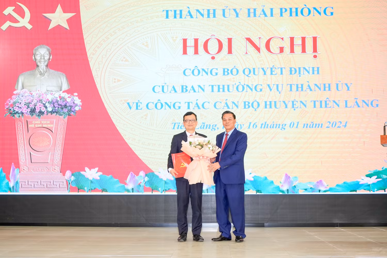 Ông Nguyễn Văn Tùng - Chủ tịch Uỷ ban nhân dân thành phố Hải Phòng trao Quyết định và tặng hoa ông Phạm Minh Đức (Ảnh: ĐT) Ông Nguyễn Văn Tùng - Chủ tịch Uỷ ban nhân dân thành phố Hải Phòng trao Quyết định và tặng hoa ông Phạm Minh Đức (Ảnh: ĐT)