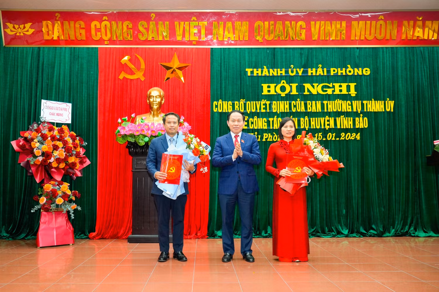 Ông Lê Tiến Châu - Bí thư Thành ủy Hải Phòng trao Quyết định và tặng hoa chúc mừng ông Nguyễn Hoàng Long và bà Phạm Tuyên Dương (Ảnh: HT) Ông Lê Tiến Châu - Bí thư Thành ủy Hải Phòng trao Quyết định và tặng hoa chúc mừng ông Nguyễn Hoàng Long và bà Phạm Tuyên Dương (Ảnh: HT)