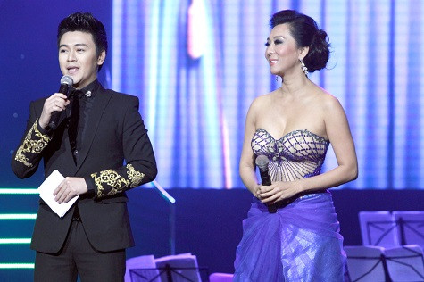 MC Phan Anh dẫn chương trình cùng Kỳ Duyên trong liveshow Chế Linh