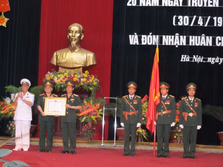 Đô đốc Nguyễn Văn Hiến, Thứ trưởng Bộ Quốc phòng gắn huân chương lên Quân kỳ và trao bằng chứng nhận Huân chương Quân công hạng nhì cho lãnh đạo Cục Tác chiến điện tử. Đô đốc Nguyễn Văn Hiến, Thứ trưởng Bộ Quốc phòng gắn huân chương lên Quân kỳ và trao bằng chứng nhận Huân chương Quân công hạng nhì cho lãnh đạo Cục Tác chiến điện tử.