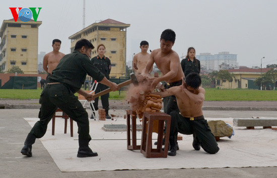 Đặt tay giữa chồng gạch, chịu sự công phá gạch bằng búa