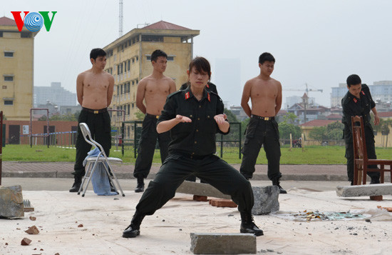 Nữ chiến sĩ trong tư thế chuẩn bị...