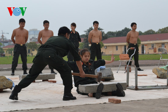 Thật cảm động khi chứng kiến những nữ chiến sĩ, dù rất xinh đẹp, mảnh mai nhưng cũng không thua kém gì các đồng nghiệp nam. Ảnh: Nữ chiến sĩ đặt tấm bê tông trên chân