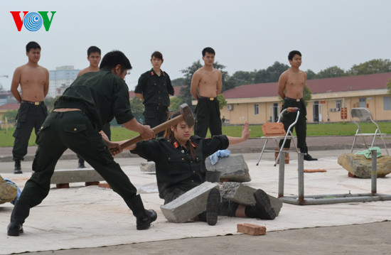 Sau một nhát búa giáng mạnh, tầm bê tông vỡ đôi