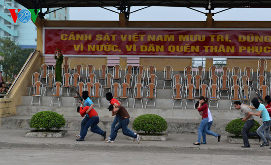 Có những cảnh khiến ta cảm thấy như đang xem những thước phim hành động, nhưng rất có thể lúc xem phim ta hồ nghi rằng tình tiết được xây dựng thế cho ly kỳ chứ ngoài đời không có thật!. Ảnh: Những kẻ bịt mặt có súng đang khống chế, bắt cóc con tin