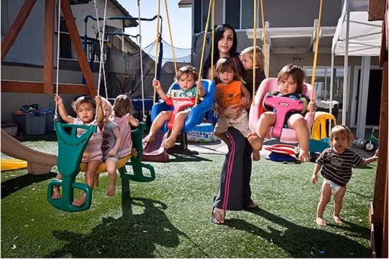 Cô Nadya Suleman cùng 8 người con của mình sau ca sinh kỷ lục vào ngày 26/1/2009.