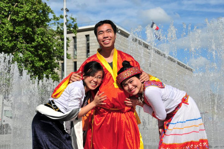 Hai cô "sờ" dưới thì anh "sờ" trên tý nhé