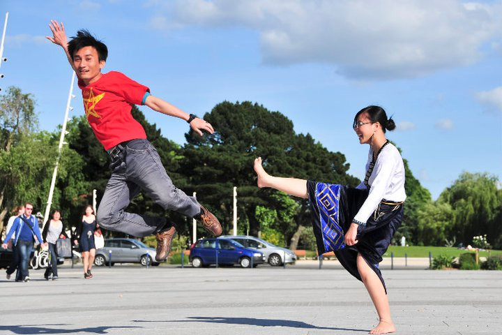 Chết mình cao chân quá rồi, mà mà bạn ấy chưa ngã xuống