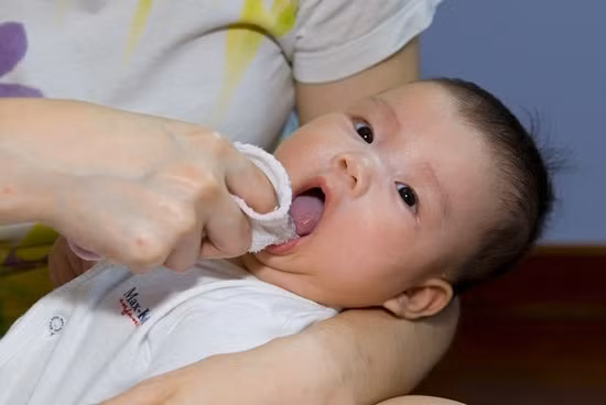 Nhớ giữ vệ sinh ngay cả khi cho bé ăn đêm bằng sữa nhân tạo. Phải súc miệng bằng nước lọc; nếu không, bé sẽ bị sâu răng toàn bộ vì qua một đêm, lượng bột - đường trong miệng sẽ lên men và làm hỏng men răng. Không nên cho bé mút tay và ngậm vú giả vì lúc này, các xương hàm có thể chưa ráp nối xong, còn hở ở đường giữa. Thói quen kể trên sẽ đẩy các xương hàm chưa liền ra phía trước, gây vẩu. Xem thêm: Chùm ảnh: Sự nguy hiểm của việc sâu răng ở trẻ / Ung thư trẻ em: Tử vong nhiều nhưng chưa được quan tâm / 10 căn bệnh ung thư thường gặp ở trẻ và các dấu hiệu nhận biết khi mắc phải
