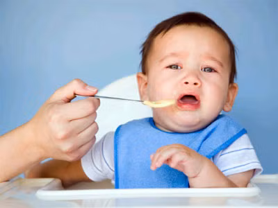 Khi trẻ mọc răng hãy cho trẻ uống đủ sữa và ăn những thức ăn như: tôm, cua, cá, tàu hũ tươi, trứng, đây là những thức ăn giàu calci và là yếu tố chính tạo răng. Trẻ có mầm răng chắc khỏe sẽ tách nướu răng dễ dàng và nhanh chóng lên răng, rút ngắn thời gian gây đau đớn ở nướu răng của trẻ. Xem thêm: Chùm ảnh: Sự nguy hiểm của việc sâu răng ở trẻ / Ung thư trẻ em: Tử vong nhiều nhưng chưa được quan tâm / 10 căn bệnh ung thư thường gặp ở trẻ và các dấu hiệu nhận biết khi mắc phải