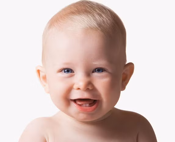 Các nghiên cứu đều cho thấy trẻ con thường bị sốt nhẹ khi răng nhú lên khỏi lợi. Đối với một số trẻ, mọc răng làm chúng trở nên cáu kỉnh, hay thức dậy và khóc vào ban đêm, chảy nước dãi và chúng cần được quan tâm một cách nhẹ nhàng. Xem thêm: Chùm ảnh: Sự nguy hiểm của việc sâu răng ở trẻ / Ung thư trẻ em: Tử vong nhiều nhưng chưa được quan tâm / 10 căn bệnh ung thư thường gặp ở trẻ và các dấu hiệu nhận biết khi mắc phải