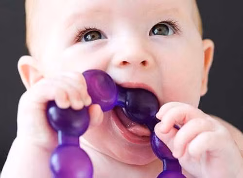 Trẻ ăn đủ đạm kèm với các loại rau lá, trái cây tươi sẽ có đủ sức đề kháng để chống đỡ với bệnh tật, nhất là lúc lên răng. Thường xuyên cho tắm nắng sáng qua da trẻ hấp thu được sinh tố D, nhờ sinh tố D cơ thể sẽ hấp thu được calci tốt hơn. Khi cơ thể có đầy đủ calci và sinh tố D thì trẻ sẽ có giấc ngủ sâu và kéo dài hơn, giúp trẻ vượt qua sự đau đớn suốt thời kỳ mọc răng một cách dễ dàng và êm ả hơn. Xem thêm: Chùm ảnh: Sự nguy hiểm của việc sâu răng ở trẻ / Ung thư trẻ em: Tử vong nhiều nhưng chưa được quan tâm / 10 căn bệnh ung thư thường gặp ở trẻ và các dấu hiệu nhận biết khi mắc phải