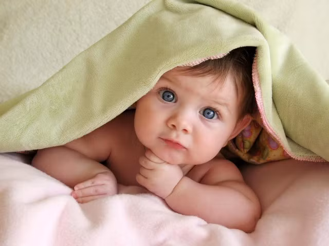 Hãy giúp bé cảm thấy thoải mái hơn bằng mọi cách có thể. Song nếu bạn cảm thấy mình thất bại hoàn toàn trong khi bé vẫn khóc, hãy đặt bé vào một nơi an toàn (như cũi của bé chẳng hạn) và bạn có thể ra ngoài vài phút. Như thế bạn sẽ không phải làm gì khiến bản thân hối hận trong lúc mất bình tĩnh như đánh bé. Xem thêm: Chùm ảnh: Sự nguy hiểm của việc sâu răng ở trẻ / Ung thư trẻ em: Tử vong nhiều nhưng chưa được quan tâm / 10 căn bệnh ung thư thường gặp ở trẻ và các dấu hiệu nhận biết khi mắc phải