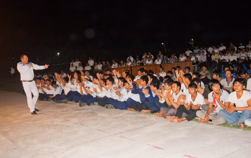 Cán bộ chiến sĩ và nhân dân trên đảo Song Tử Tây giao lưu văn nghệ tối 14-4 - Ảnh: Tiến Thành