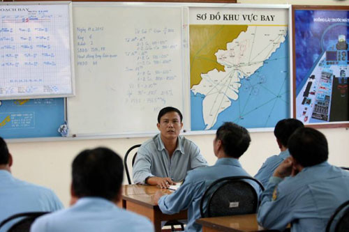 Trung đoàn trưởng họp giao nhiệm vụ - Ảnh: Bạch Dương Trung đoàn trưởng họp giao nhiệm vụ - Ảnh: Bạch Dương