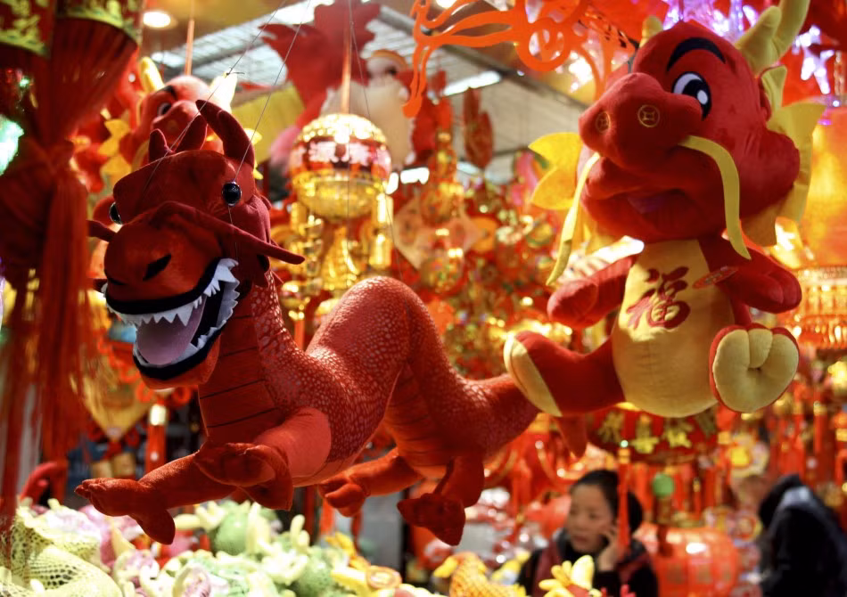 Đồ chơi cho trẻ con hình rồng, linh vật của năm 2012.