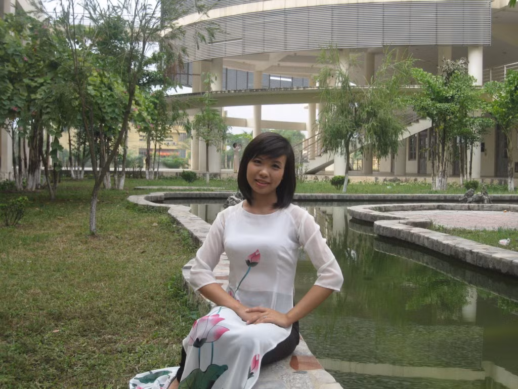 Linh Chi là một người lãng mạn và cũng thích được nhận sự lãng mạn từ người khác, thích đi chơi với nhiều bạn bè và luôn được coi là người bạn có trách nhiệm, thích đi du lịch và đi shopping... và hy vọng qua cuộc thi này sẽ làm quen được với nhiều bạn mới Linh Chi là một người lãng mạn và cũng thích được nhận sự lãng mạn từ người khác, thích đi chơi với nhiều bạn bè và luôn được coi là người bạn có trách nhiệm, thích đi du lịch và đi shopping... và hy vọng qua cuộc thi này sẽ làm quen được với nhiều bạn mới