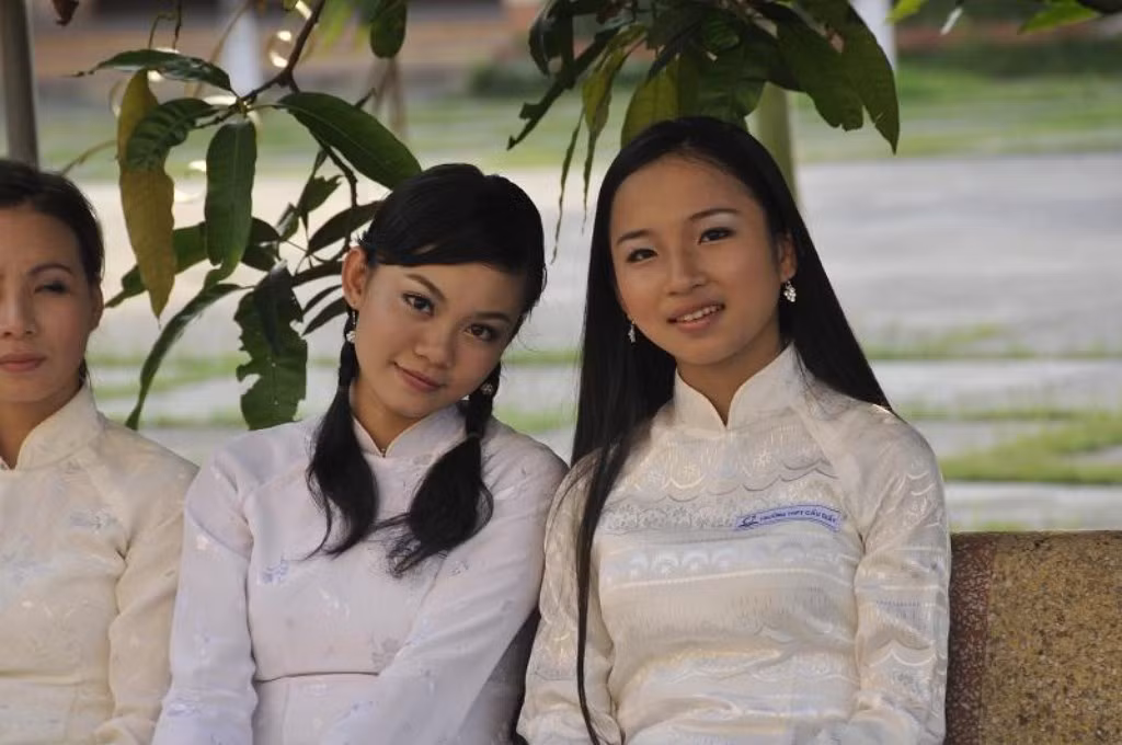 Lê Thị Hồng Nhung là một người thích ăn chay, yêu thích động vât, vui vẻ,thích cười và cũng hay khóc. Hồng Nhung ước mơ có một khu vườn rộng ,