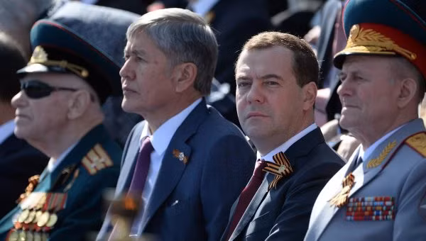 Thủ tướng Nga Dmitry Medvedev (thứ hai bên phải) và Tổng thống Kyrgyzstan Almazbek Atambayev (thứ hai từ trái sang).РИА Ново
